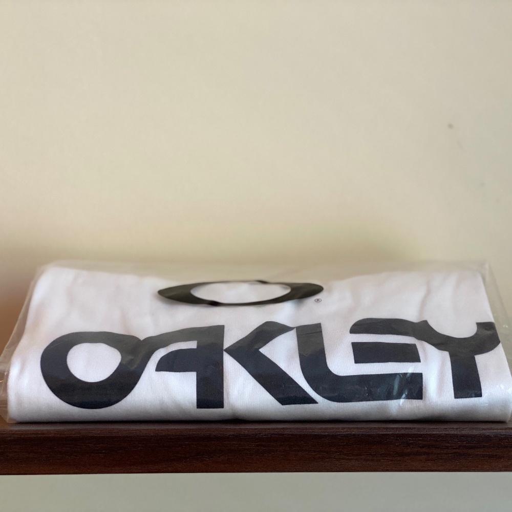 White OAKLEY Tee Shirt - Unworn.